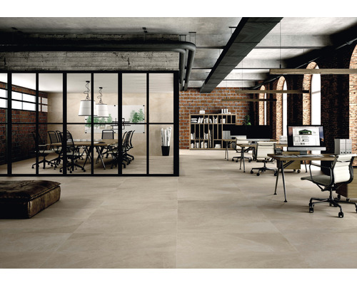 Büroraum mit Fliesenboden, Konferenztisch und Arbeitsplätzen
