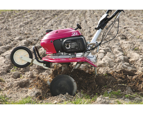 Motorhacke bei der Bodenbearbeitung auf einem Feld