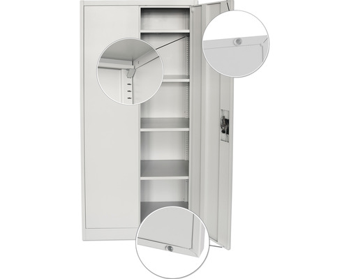 Geöffneter Stahlschrank mit Einlegeböden