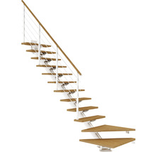 Treppe mit Holzstufen und Geländer mit Stahlseilen