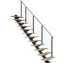 Treppe mit Metallrahmen, Holzstufen und Geländer