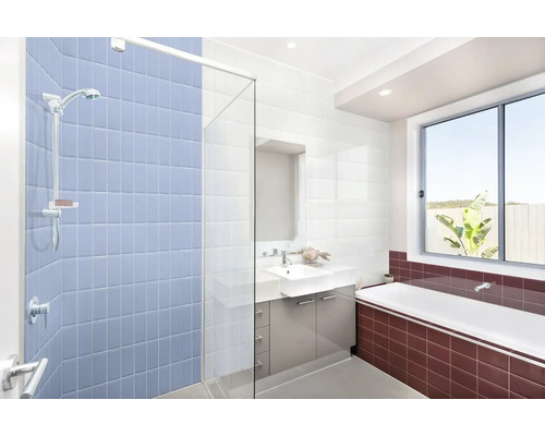 Helles Badezimmer mit Dusche, Waschbecken und Badewanne