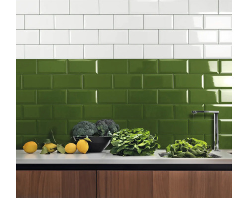 Küchenszene mit weißen und grünen Metrofliesen als Fliesenspiegel