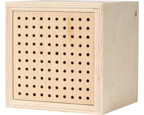 Holzwürfel mit Lochmuster auf der Vorderseite