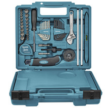 Boîte à outils avec divers outils tels que clés, tournevis, mètre ruban et clés Allen