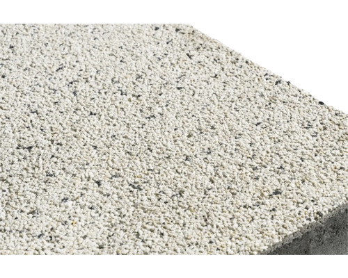 Betonpflasterstein mit Beschichtung aus kleinen Kieselsteinen