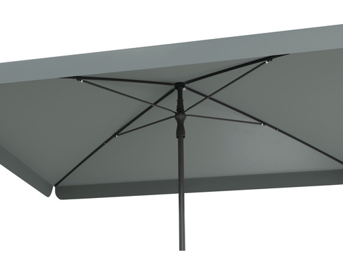 Detailansicht eines rechteckigen Sonnenschirms mit Metallgestell