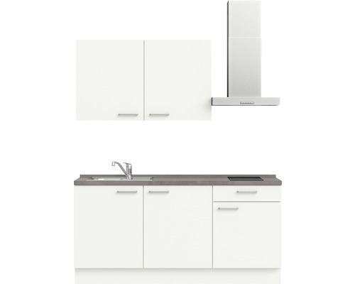 Cuisine équipée avec évier, plaque de cuisson et hotte aspirante