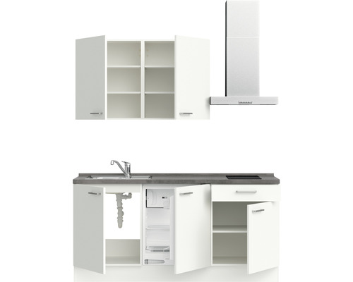 Cuisine équipée avec évier, réfrigérateur, éléments hauts et hotte aspirante