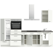Küchenzeile mit Kühlschrank, Herd, Dunstabzugshaube, Spüle und Hängeschrank