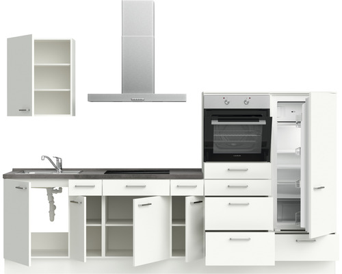 Komplette Küchenzeile mit Spüle, Kochfeld, Backofen, Dunstabzugshaube, Kühlschrank und Schränken.