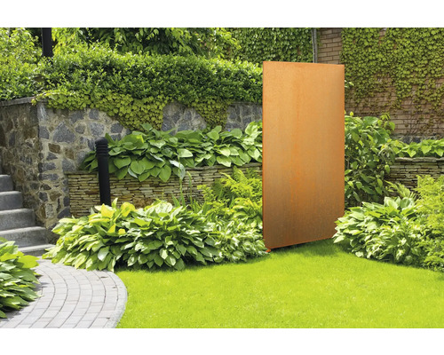 Rostfarbene Sichtschutzwand aus Metall im Garten