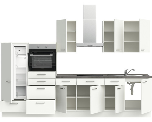Komplette weiße Küche mit Kühlschrank, Backofen, Spüle und Dunstabzugshaube.