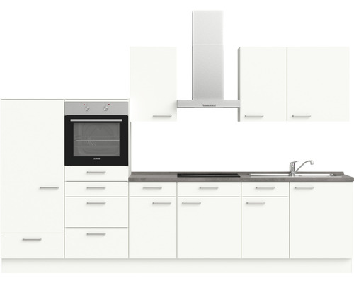 Helle Küche mit Spüle, Herd, Backofen und Dunstabzugshaube.