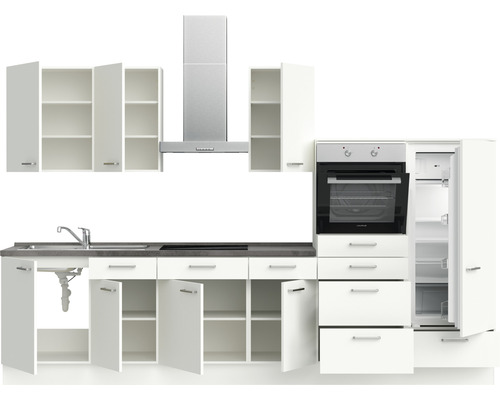 Komplette Küchenzeile mit Spüle, Kochfeld, Dunstabzugshaube, Backofen und Kühlschrank.