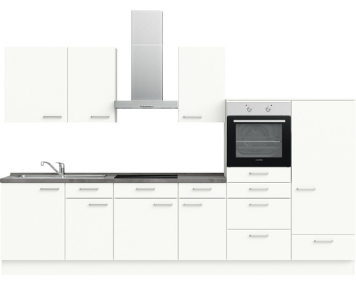 Küchenzeile mit Spüle, Herd, Dunstabzugshaube und Backofen