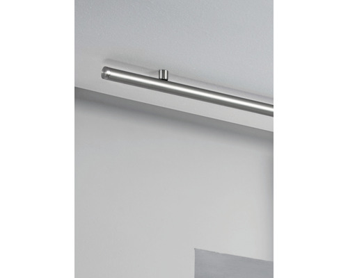 Gardinenstange aus Metall mit Halterung an der Decke befestigt