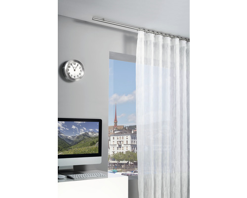 Gardinenstange mit weißer Gardine in einem modern eingerichteten Raum