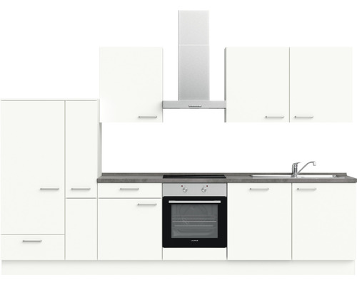 Küchenzeile mit Spüle, Herd, Backofen, Dunstabzugshaube und Schränken