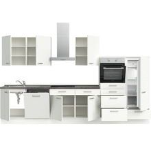 Komplette Einbauküche mit Spüle, Geschirrspüler, Herd, Backofen, Dunstabzugshaube und Kühlschrank.