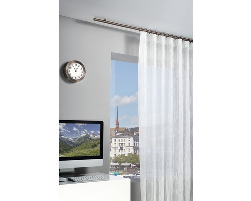 Innenraumszene mit Gardinenstange, weißem Vorhang, Uhr und Computer