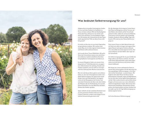 Zwei lachende Frauen umarmen sich vor einem Garten