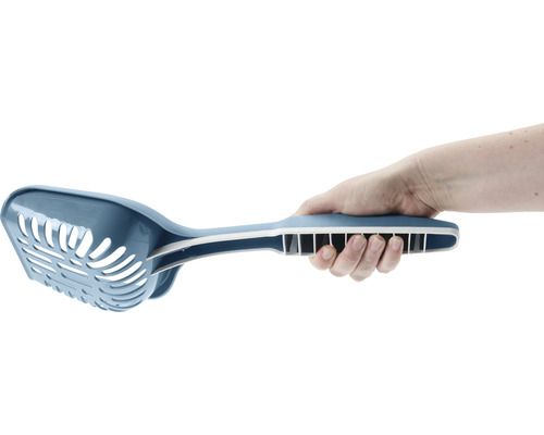 Katzenstreuschaufel aus Kunststoff in der Hand