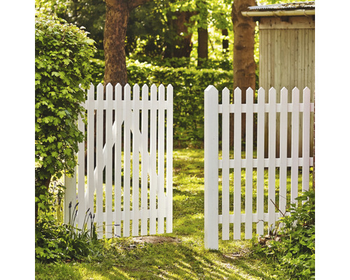 Portail de jardin en bois ouvert dans un jardin