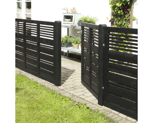 Geöffnetes Gartentor aus Holz