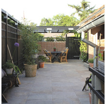 Gestalteter Aussenbereich mit Terrasse, Gartenzaun, Pflanzen und Sitzgruppe