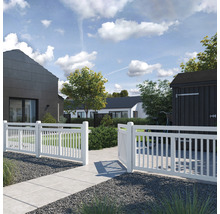 Scène avec une clôture de jardin blanche avec portillon délimitant une propriété.