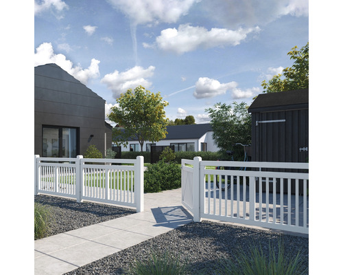 Szene mit einem weißen Gartenzaun mit Gartentür, der ein Grundstück umfriedet.