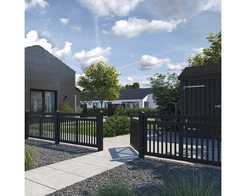 Ansicht eines Gartens mit Zaun und Gartentor.