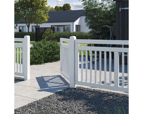 Geöffnetes Gartentor aus Holz vor Wohnhaus