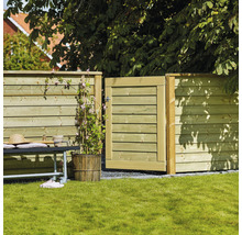 Scène de jardin avec clôture en bois et portillon