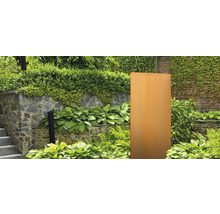 Dekorative Gartenszene mit Metallbild und Gartengestaltungselementen.