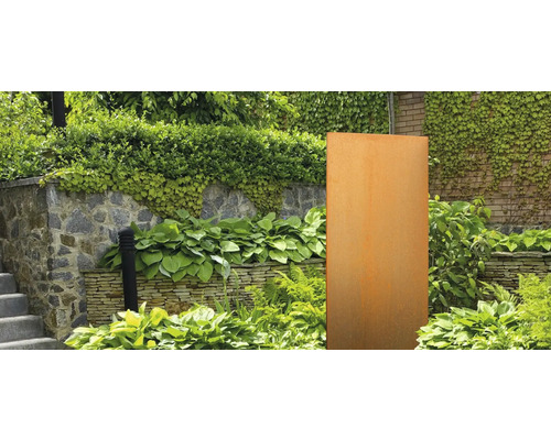 Scène de jardin décorative avec une image en métal et des éléments d''aménagement paysager.