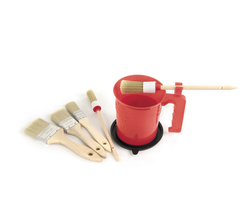 Seau de peinture avec différents pinceaux