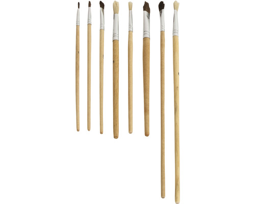Ensemble de neuf pinceaux de peinture avec manches en bois.