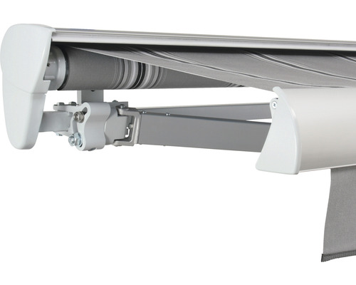 SOLUNA Halbkassettenmarkise Classic 4,5x1,5 Stoff Dessin A131 Gestell E6EV1 silber eloxiert Antrieb links inkl. Motor und Wandschalter Detailansicht einer Gelenkarmmarkise mit grauen und weißen Streifen