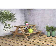 Groupe de sièges pour enfants en bois avec table et bancs à l''extérieur.