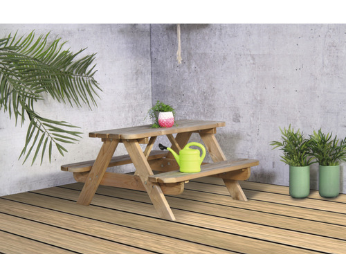 Groupe de sièges pour enfants en bois avec table et bancs à l''extérieur.