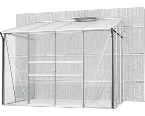 Gewächshaus mit Regalen und Dachfenster vor einer Betonwand