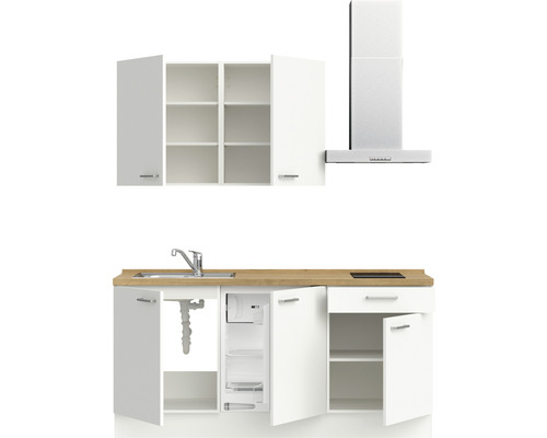 Einbauküche mit Spüle, Kühlschrank, Kochfeld und Dunstabzugshaube