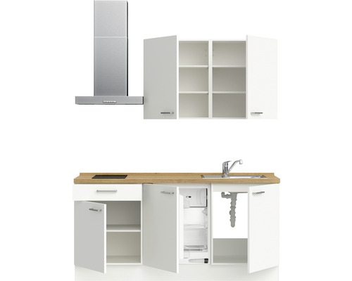 Küchenzeile mit Spüle, Kochfeld, Dunstabzugshaube und Kühlschrank