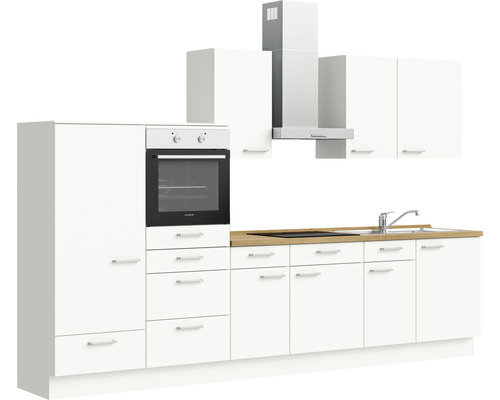 Komplette weiße Küche mit Spüle, Herd, Dunstabzugshaube und Schränken