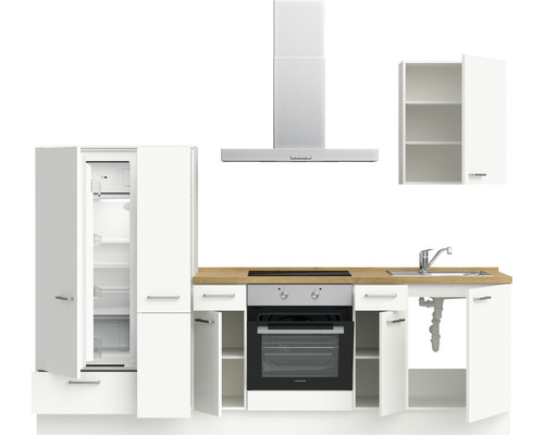 Küchenzeile mit Kühlschrank, Spüle, Herd, Backofen, Dunstabzugshaube und Hängeschrank