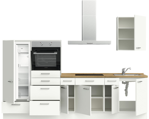 Cuisine avec évier, cuisinière, hotte aspirante, réfrigérateur et armoire suspendue