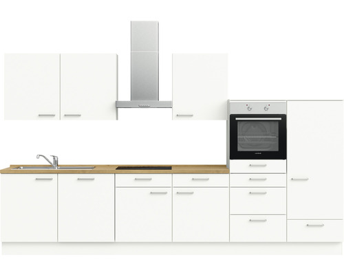 Cuisine avec évier, cuisinière, hotte aspirante, four et armoires