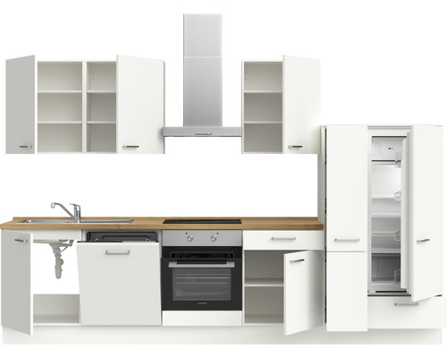 Komplette Küche mit Spüle, Geschirrspüler, Backofen, Kochfeld, Dunstabzugshaube, Kühl-Gefrierkombination und Hängeschränken.